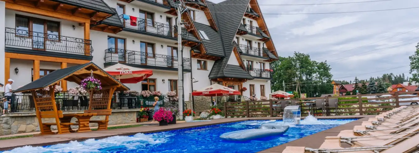 Hôtel Białka Tatrzańska Tatry vacances à la montagne Pologne - vue de l’hôtel avec piscine