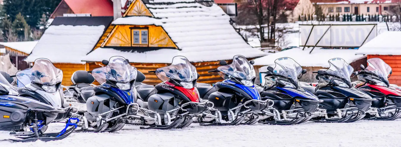 Hôtel Białka Tatrzańska Tatry Tatry vacances à la montagne Pologne - photo de motoneiges dans la neige