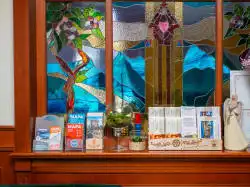 Exposition avec cartes dans l’hôtel