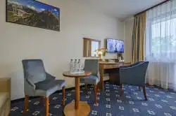Chambre d’hôtel avec une petite table et un bureau