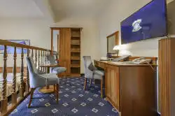 Chambre avec table et bureau