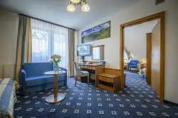 Chambre avec lits et canapé