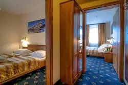 Chambres d’hôtel depuis le couloir