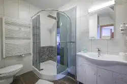 Salle de bain avec douche