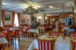 Salle à manger avec vue sur l’entrée