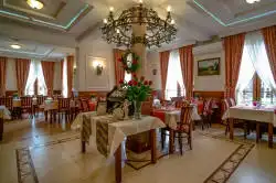 Salle à manger avec exposition de vins