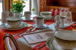Une table dressée avec un menu