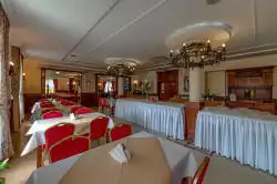 Salle à manger spacieuse avec tables dressées