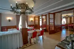 Salle à manger donnant sur les entrées