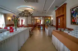 Salle à manger donnant sur la deuxième salle