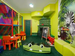 Salle de jeux – tables et poufs pour enfants