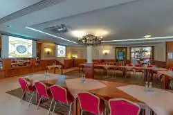 Salle à manger avec tables communicantes